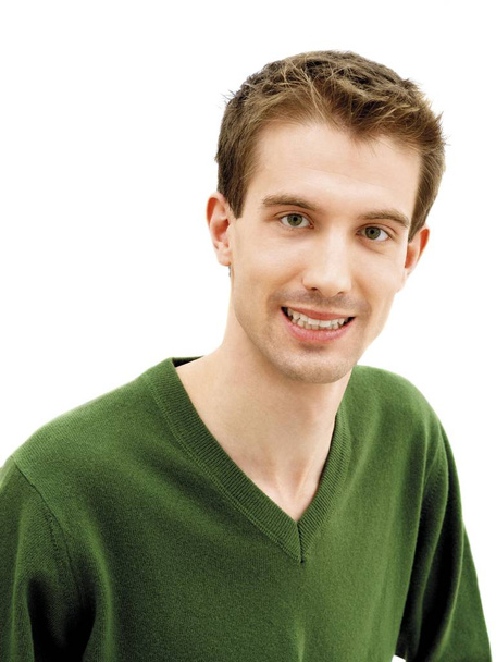 Cara de retrato joven sonriente con suéter verde y posando, mirando a la cámara
 - Foto, Imagen