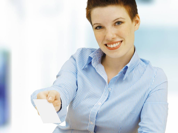 Businesswoman holding a blank business card - Foto, imagen