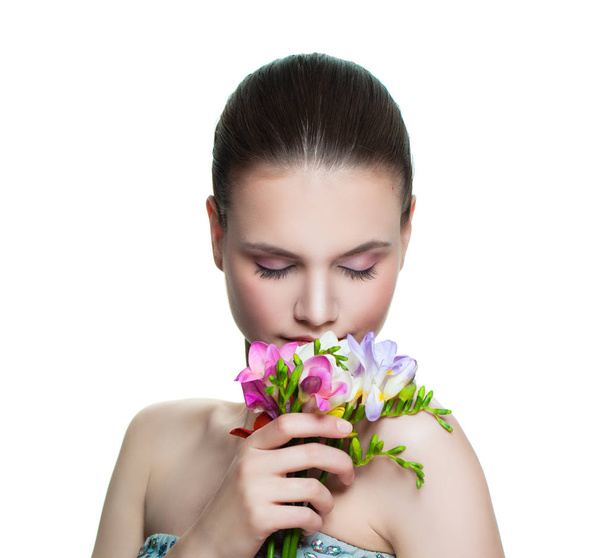 Mulher modelo feminina bonita com flores isoladas. Jovem modelo feminino rosto com pele saudável
 - Foto, Imagem