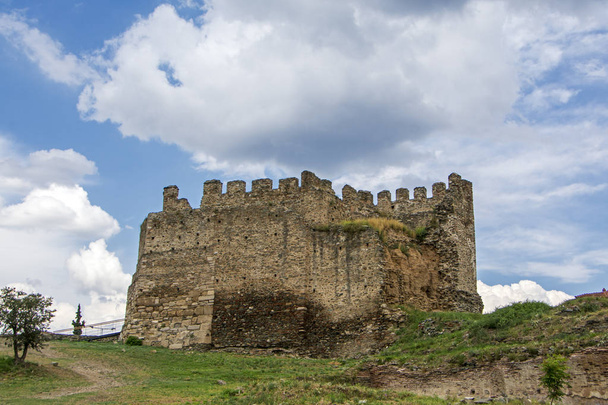 Eptapyrgion linnoitus (Heptapyrgion Fort) on bysanttilainen linnoitus, joka sijaitsee Thessalonikin kaupungin koilliskulmassa Kreikassa. Eptapyrgio linnoitettu muuri Yläkaupungissa
 - Valokuva, kuva