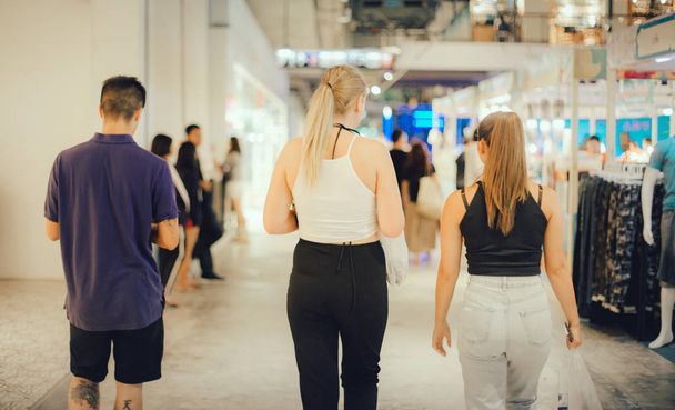 Grupo de adolescentes comprando como clientes frente a una boutique minorista
 - Foto, imagen
