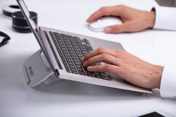 Close-up Of A Businessman's Hand Typing On Laptop Keypad - Valokuva, kuva