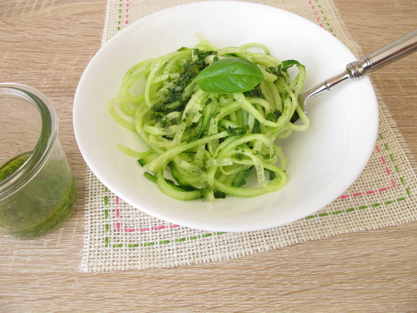 Ensalada de pepino de espaguetis con fideos vegetales forman espiralizadores
 - Foto, Imagen