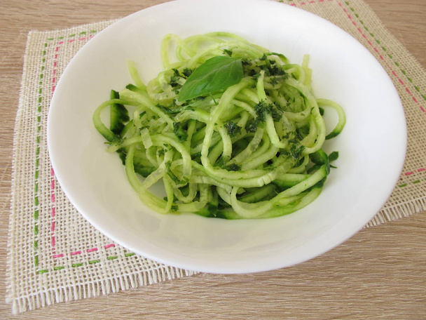 Okurkový salát se zeleninou nudlemi špagety tvoří spiralizers - Fotografie, Obrázek
