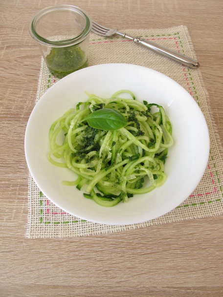 Okurkový salát se zeleninou nudlemi špagety tvoří spiralizers - Fotografie, Obrázek