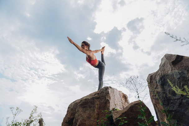 Donna atletica che indossa top rosso brillante facendo yoga
 - Foto, immagini