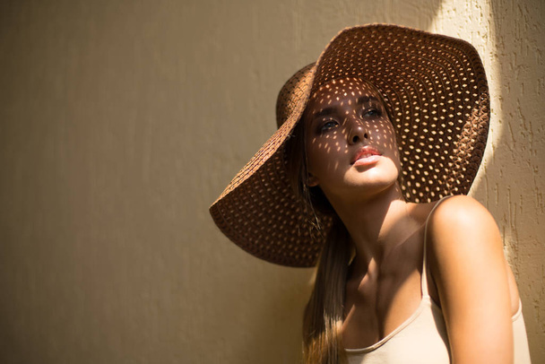 Крупним планом Мода жіночий портрет молодої досить модної дівчини в капелюсі позує в місті, літня вулична мода. модний
 - Фото, зображення