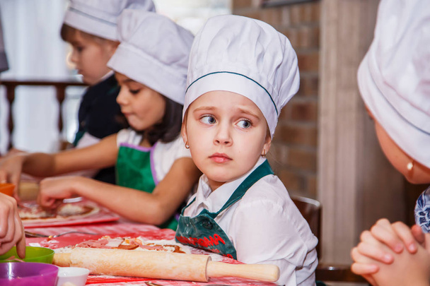 26 Kasım 2016 - St Petersburg, Rusya Federasyonu - çocuklar için pizza pişirme ana sınıfı. - Fotoğraf, Görsel