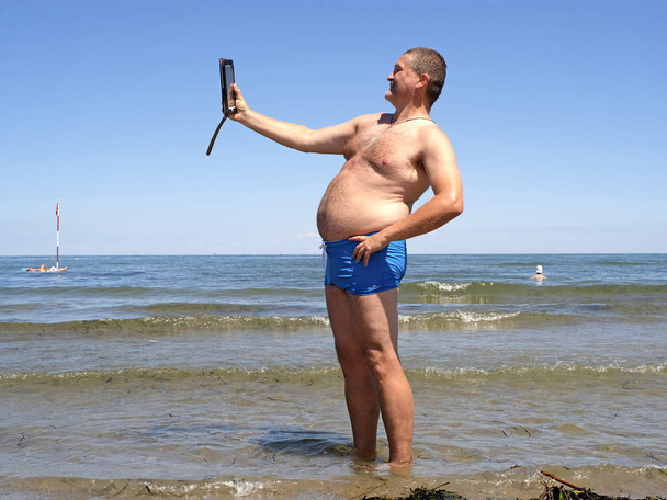 comic portrait of the fat man which takes a selfie - Foto, Imagem