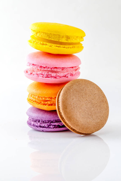 färgglada och läckra franska macarons på vit bakgrund - Fotografie, Obrázek