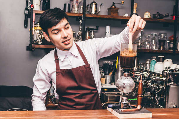Belle barista faire du café sur siphon cafetière dans le café
 - Photo, image