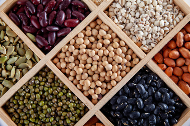 エンドウ豆、豆、レンズ豆、木製の箱の中の豆のコレクション シリーズ. - 写真・画像