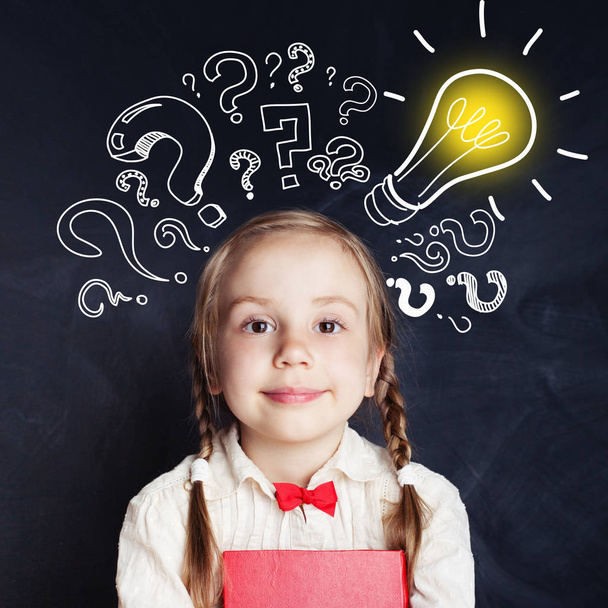 Criança curiosa em idade escolar com pontos de interrogação de lâmpada e giz. Brainstorm e conceito de ideia
 - Foto, Imagem