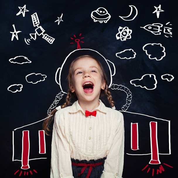 Kreativität Bildung mit Kind Mädchen Astronautin. Inspiration für Kinder in erfolgreicher Bildung mit kreativer Fantasie. zurück zu Schule, Wissenschaft, Technologie, Erfolg und Gründungskonzept - Foto, Bild