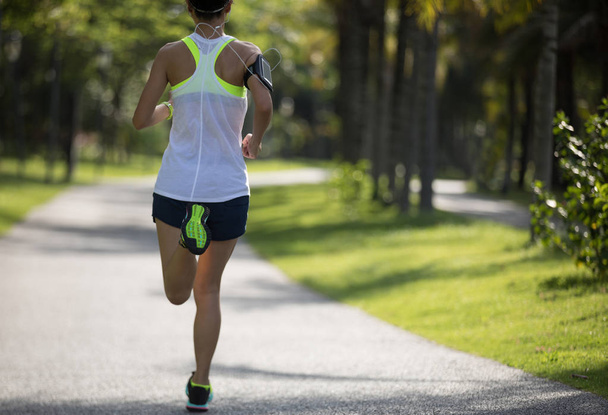 Sportliche Fitness-Frau läuft im sonnigen Park - Foto, Bild