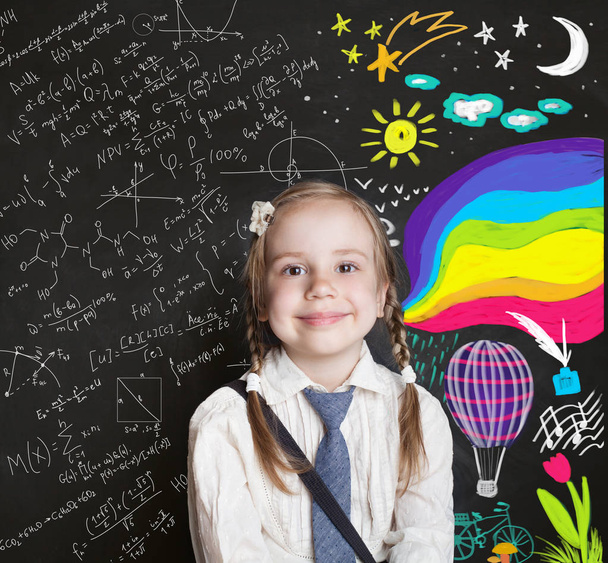 幸せな子供時代、創造性教育、発見と科学概念。スマートな子供学校黒板背景に笑みを浮かべて少女 - 写真・画像