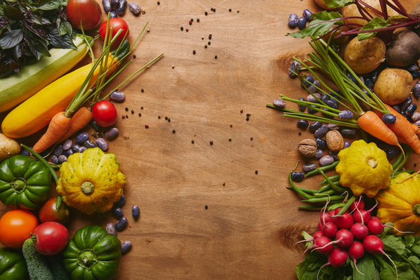 Marco de alimentos saludables verduras y frijoles en mesa de madera
 - Foto, Imagen