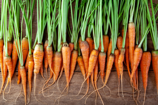 Свіжа морква на дерев'яній підлозі
 - Фото, зображення