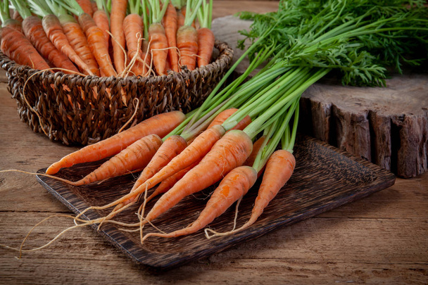 Свіжа морква на дерев'яній підлозі
 - Фото, зображення