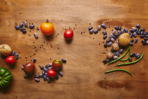 豆、トマトと夏野菜の木製のテーブルの上 - 写真・画像