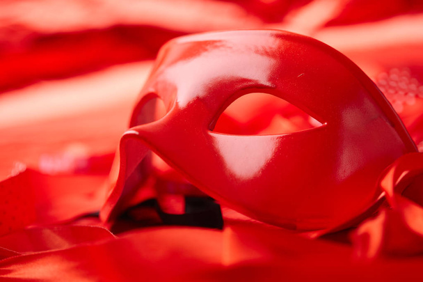 carnaval máscara vermelha para férias em fundo escuro
  - Foto, Imagem