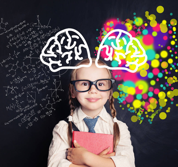 Ciencia y artes en la educación. Hemisferios derecho e izquierdo del concepto del cerebro. Niño feliz en pizarra
 - Foto, Imagen