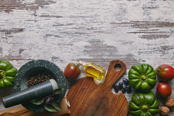 Zelenina a koření v moždíři na rustikální dřevěný stůl - Fotografie, Obrázek
