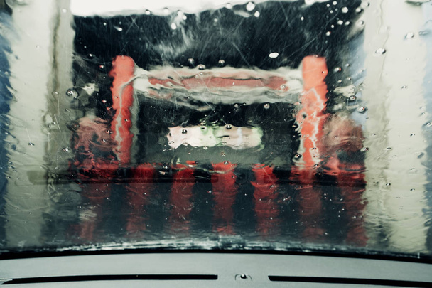 fermeture du tableau de bord et du pare-brise d'une voiture pendant le lavage dans un tunnel
 - Photo, image