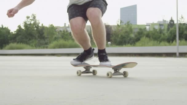 SLOW MOTION CERRAR DOF: skateboarder irreconocible skateboarding y salto ollie flip trick en la calle de hormigón en verano soleado. Skateboarder salto kickflip truco con monopatín en la ciudad
 - Metraje, vídeo