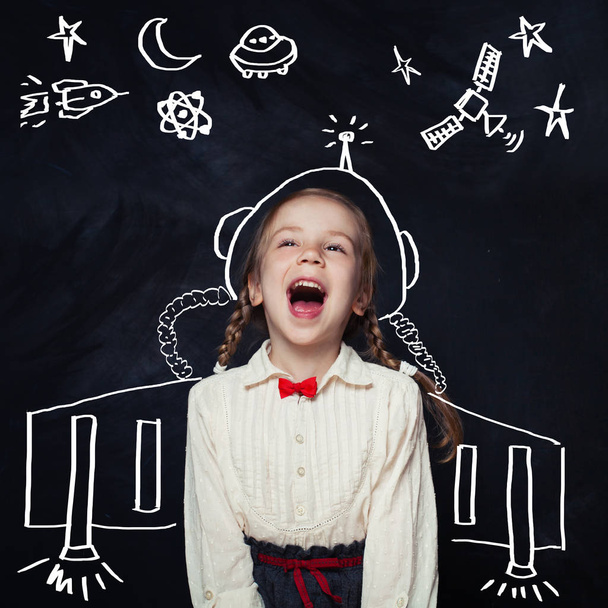 Kis lány űrhajós szórakozás. A gyerekek fantáziáját és a gyermekkori álmok koncepció - Fotó, kép