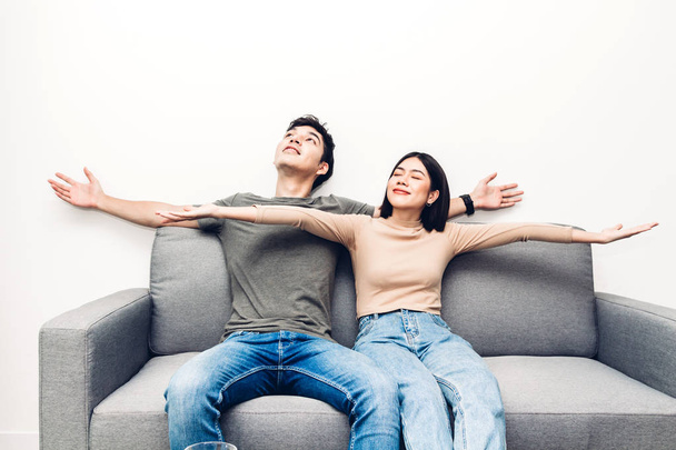 Šťastný pár sedí doma na gauči - Fotografie, Obrázek