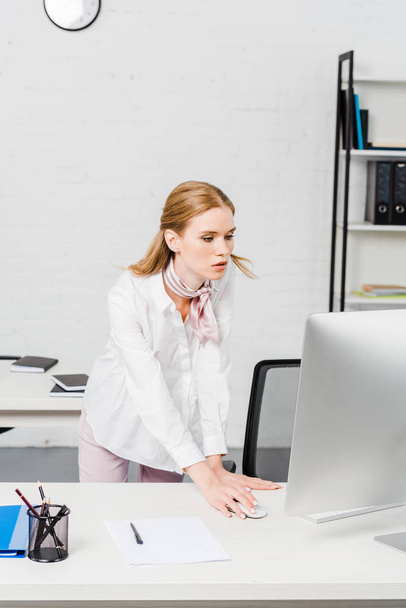 confident young businesswoman working with computer at modern office - Foto, Bild