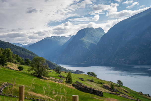 Красиві фіорду в Норвегії. Вид з даху - Фото, зображення