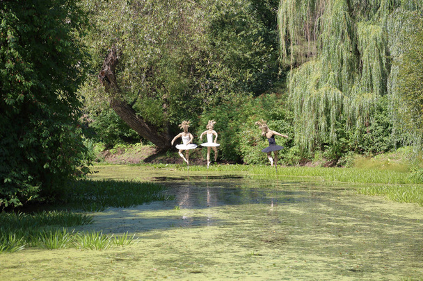 Eine Ballerina aus Stoff über einem Teich im botanischen Garten "aptekarskiy ogorod" in Moskau, Russland - Foto, Bild