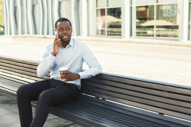 Černá podnikatel venku v smart casual nádobí - Fotografie, Obrázek
