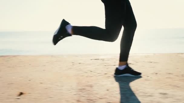 Giovane donna sana che corre sul mare all'alba
 - Filmati, video