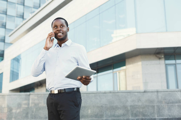 Портрет уверенного молодого чернокожего бизнесмена с планшетом
 - Фото, изображение