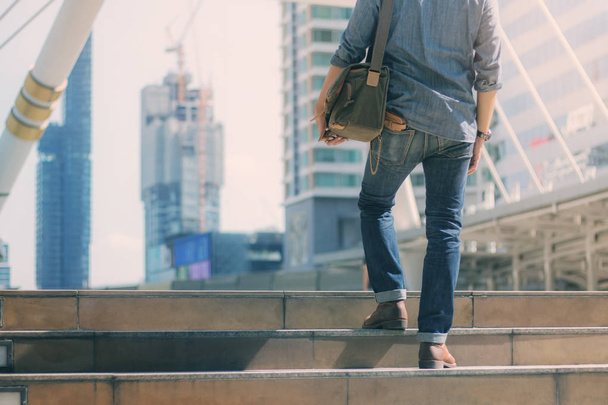 Giovane uomo di blue jeans stanno camminando in città
. - Foto, immagini