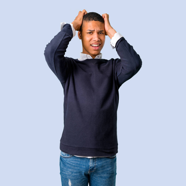 Joven afroamericano infeliz y frustrado con algo. Expresión facial negativa sobre fondo azul aislado
 - Foto, imagen
