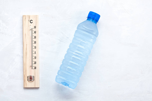 La regla esencial para el calor veraniego: beber mucha agua para evitar la deshidratación. Piso tendido, vista superior
 - Foto, imagen