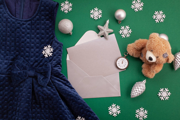 dunkelblaue festliche Mädchen Kleid für die Feier von Weihnachten und Neujahr mit Attrappe Brief mit Kopierraum - Foto, Bild