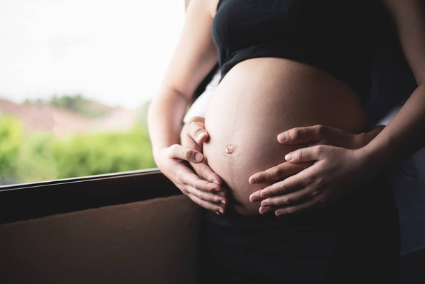 красива вагітна жінка обіймає животик
 - Фото, зображення