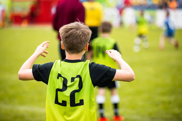草サッカーのフィールド上の子供のフットボール選手 - 写真・画像