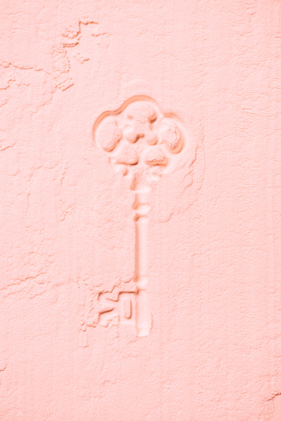 форма вінтажного ключа на світло-рожевому порошковому фоні
  - Фото, зображення