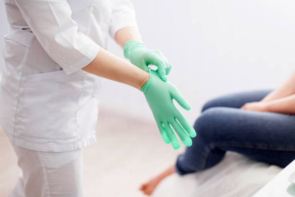 Doktor nosí rukavice - Fotografie, Obrázek