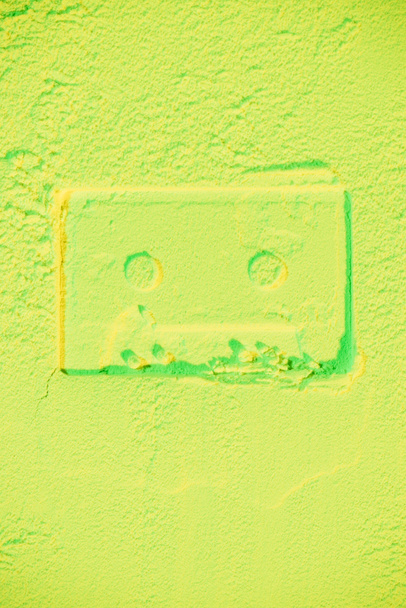 forma de casete de audio retro sobre fondo de neón verde claro
 - Foto, Imagen