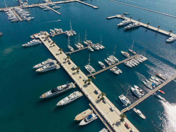 Letecký pohled na jachty v přístavu města Černé hory. letní čas - Fotografie, Obrázek