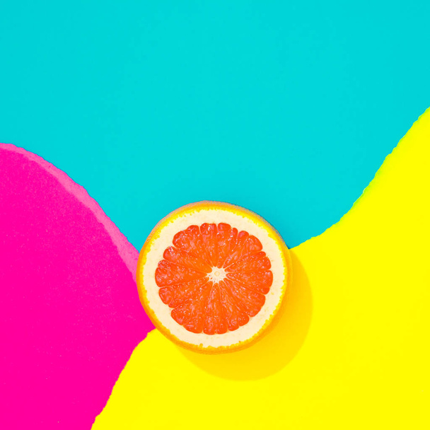 Creative tropické rozložení s grapefruity a barevné živé doklady. Abstraktní barvy pozadí umění. Minimální letní koncept. Rozložení bytu. - Fotografie, Obrázek