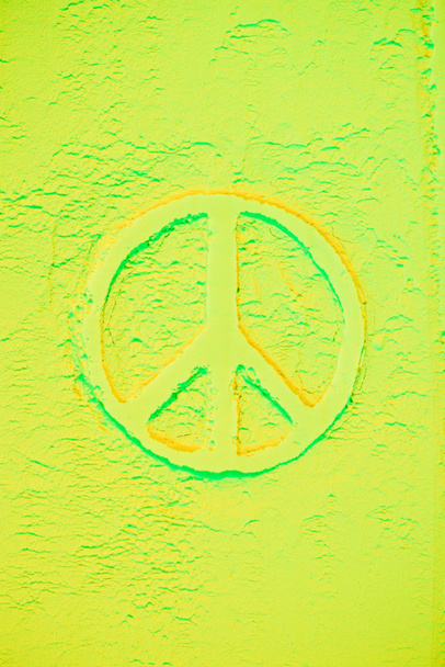 bovenaanzicht van vredesteken in licht groene poeder - Foto, afbeelding