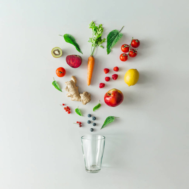 Diseño creativo de alimentos con frutas, verduras y hojas sobre fondo de mesa de mármol brillante con taza de té. Concepto mínimo de bebida saludable. Puesta plana
. - Foto, Imagen